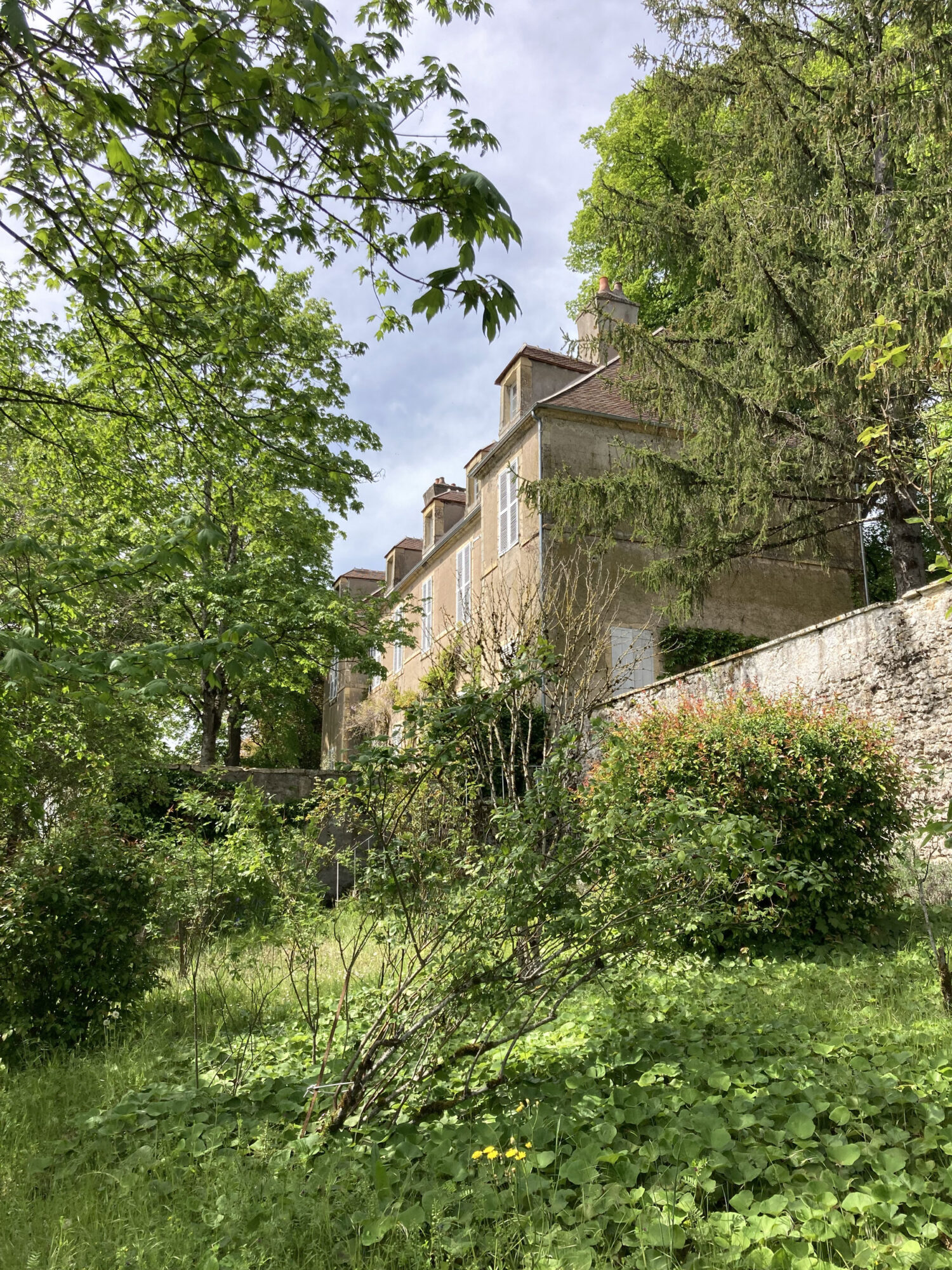 Maison principale vue depuis le jardin bas (Albéric-Dervault)